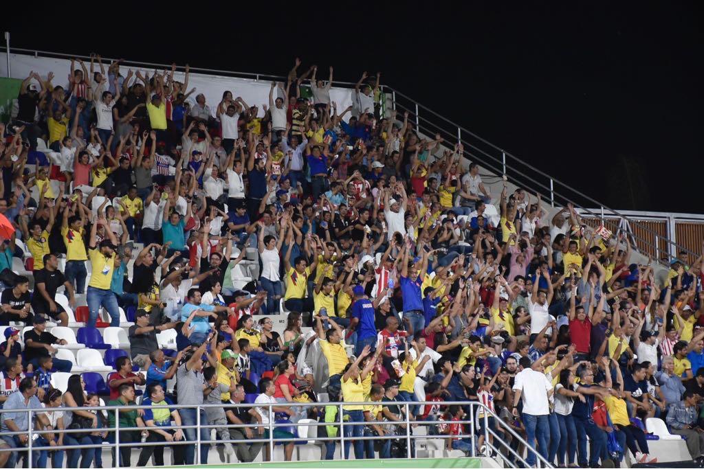 El resurgir de la 'ola' en el nuevo estadio Romelio Martínez.
