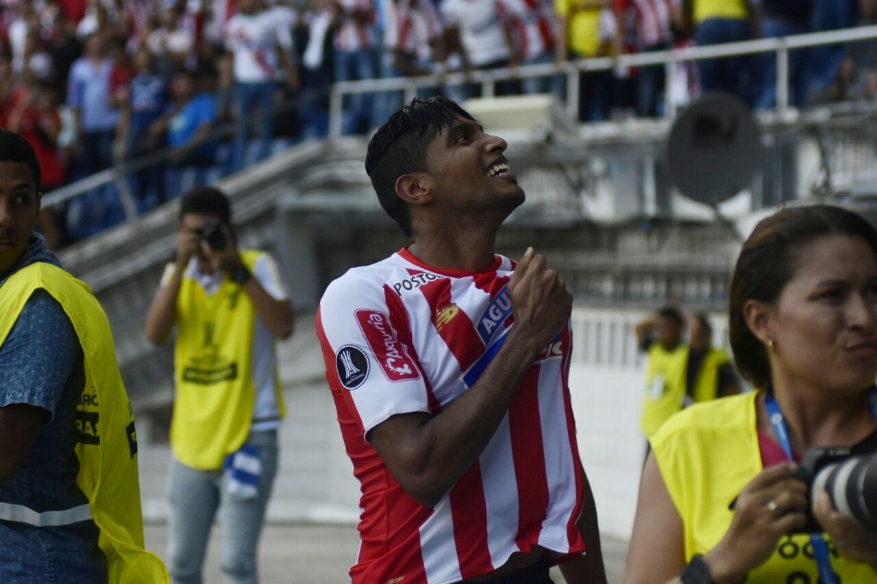 Luis Carlos Ruiz celebrando el primer gol del partido. 