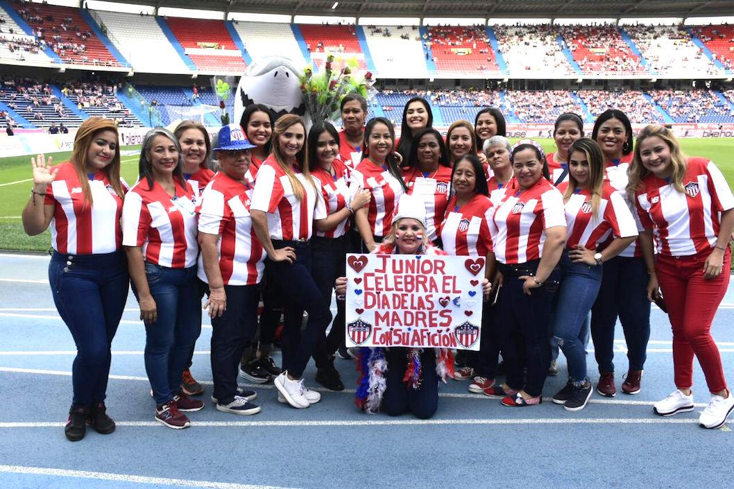Grupo de madres invitadas por el Junior al partido.