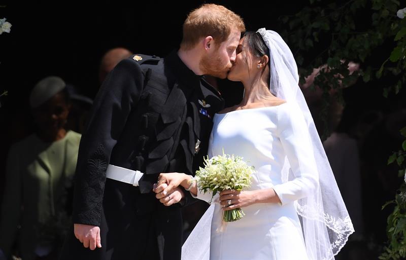 El beso real entre el príncipe Enrique y Meghan Markle.