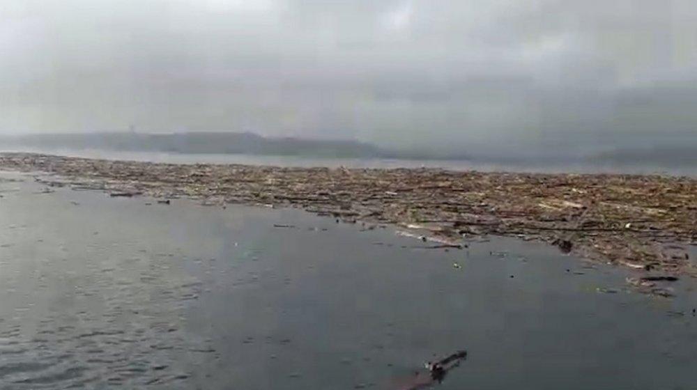 Avalancha de desechos en las playas.