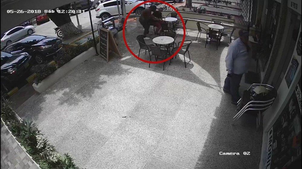 El atraco quedó registrado en cámaras de seguridad.