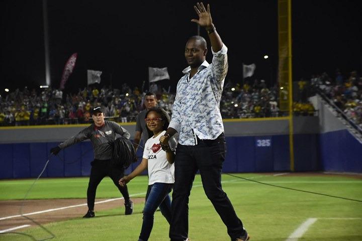 Édgar Rentería ingresando al estadio que lleva su nombre. 