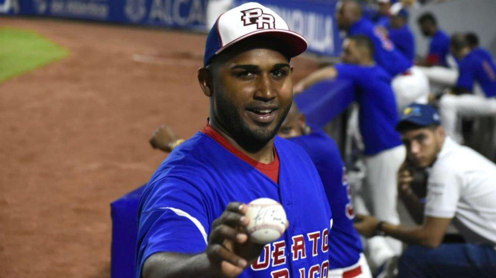 Jonathan García con la pelota de bateó de cuadrangular. 