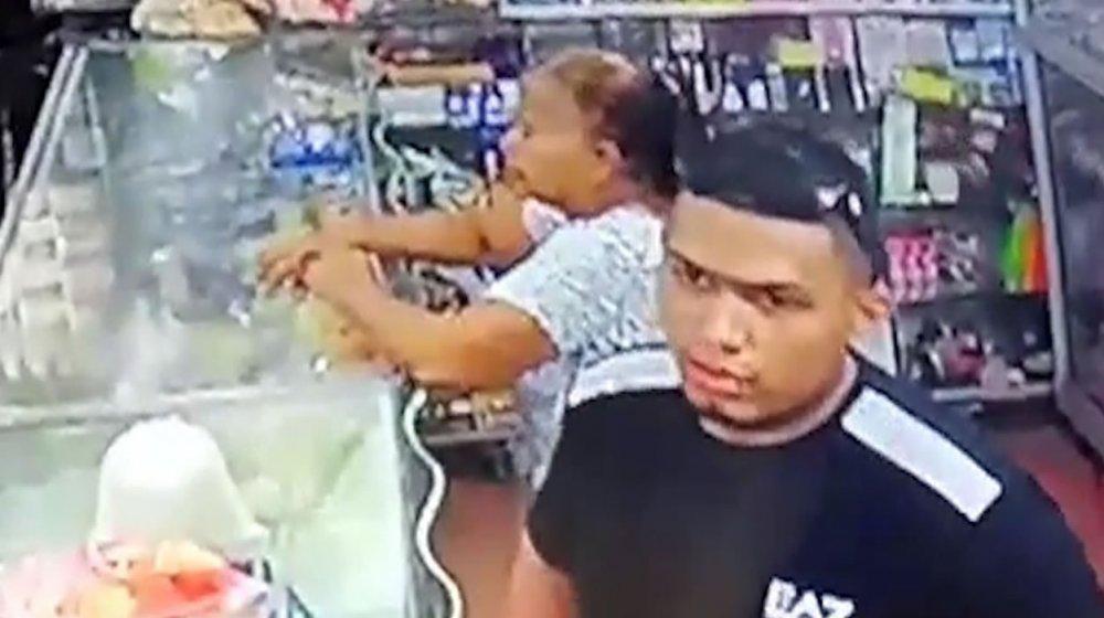 Uno de los presuntos ladrones de ron, captado en la cámara de seguridad.