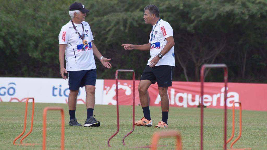 El cuerpo técnico del Junior durante el primer entrenamiento del segundo semestre del año.