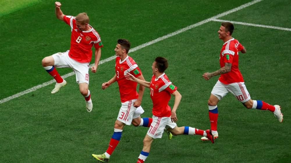 El centrocampista ruso Yuri Gazinski (i) celebra tras anotar el 1-0 durante el partido Rusia-Arabia Saudí.
