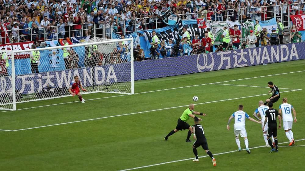 Momento del penal pateado por Lionel Messi y atajado por Hannes Halldorsson.