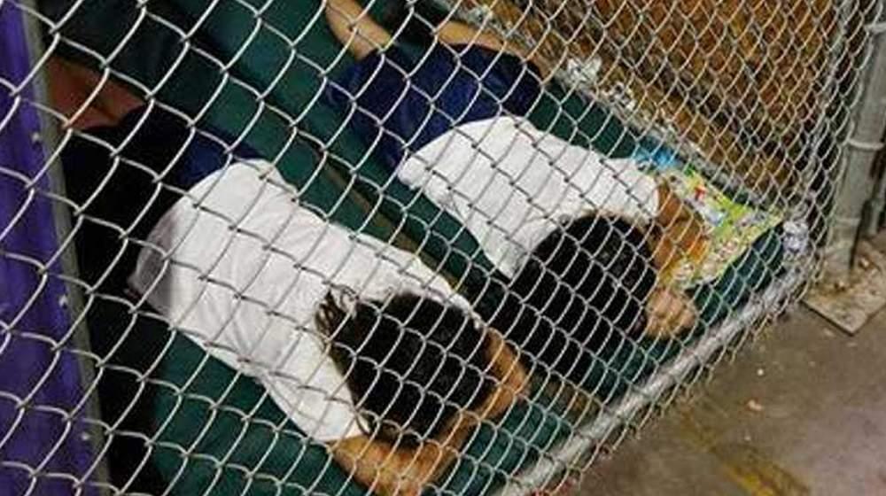 Decenas de niños separados de sus padres por las autoridades migratorias de los Estados Unidos en la frontera con México