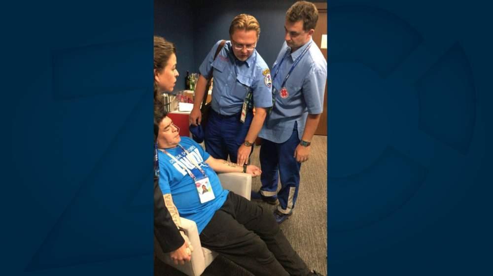 Diego Maradona en malas condiciones tras el partido. 