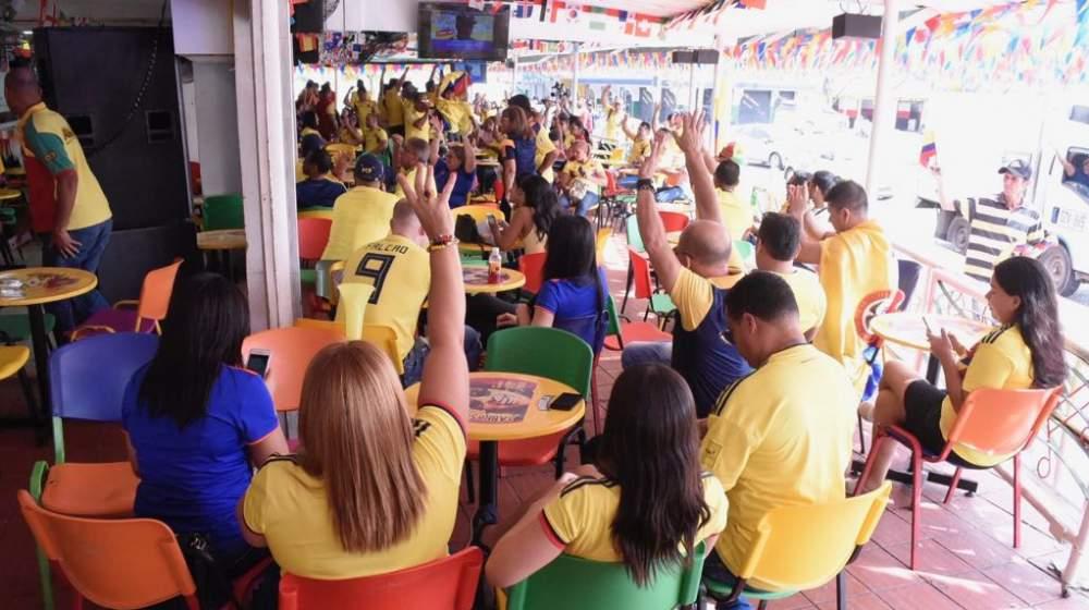 Fanáticos celebrando en La Troja.