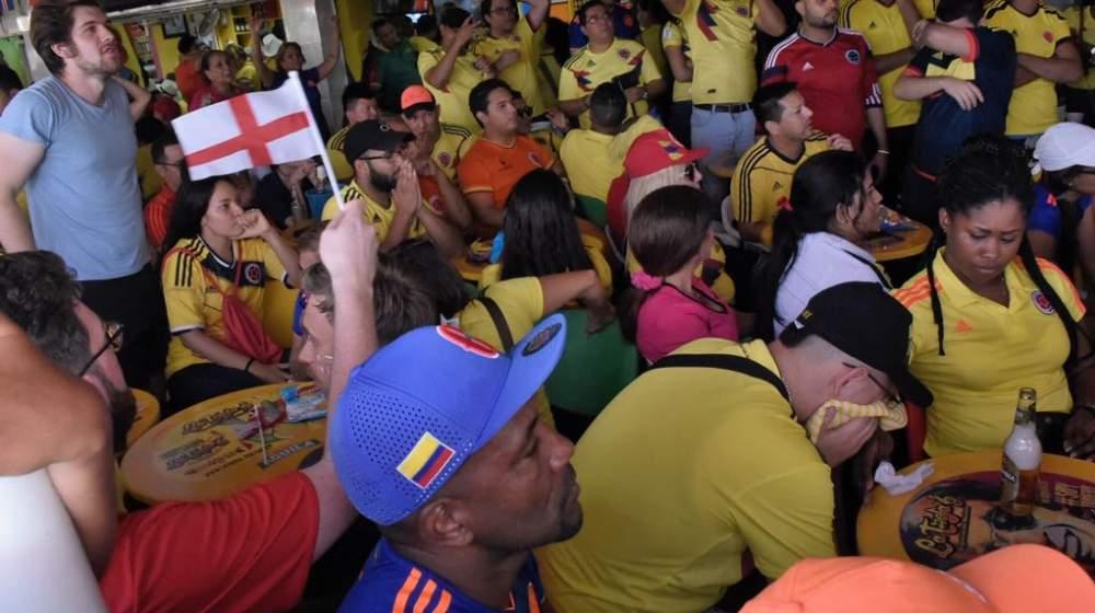 Cientos de hinchas sufrieron el partido este martes.