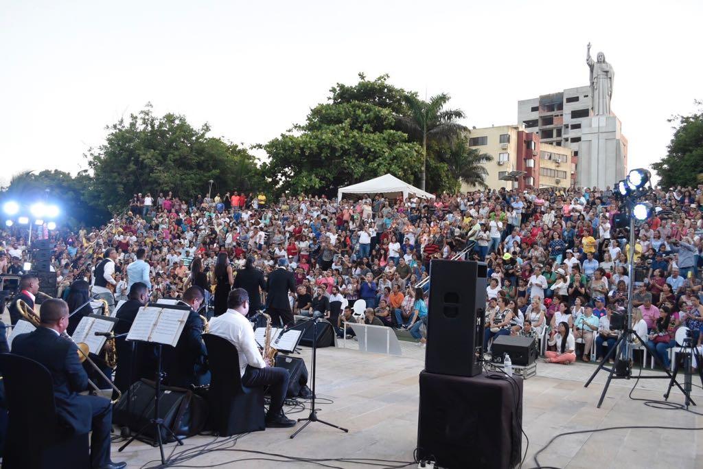 Más de cincuenta músicos se presentaron en vivo.