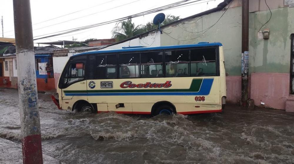 Buseta en la vía.