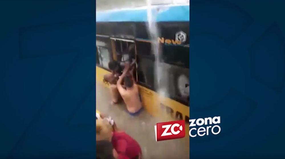 Fueron más de 50 las personas rescatadas de los dos buses