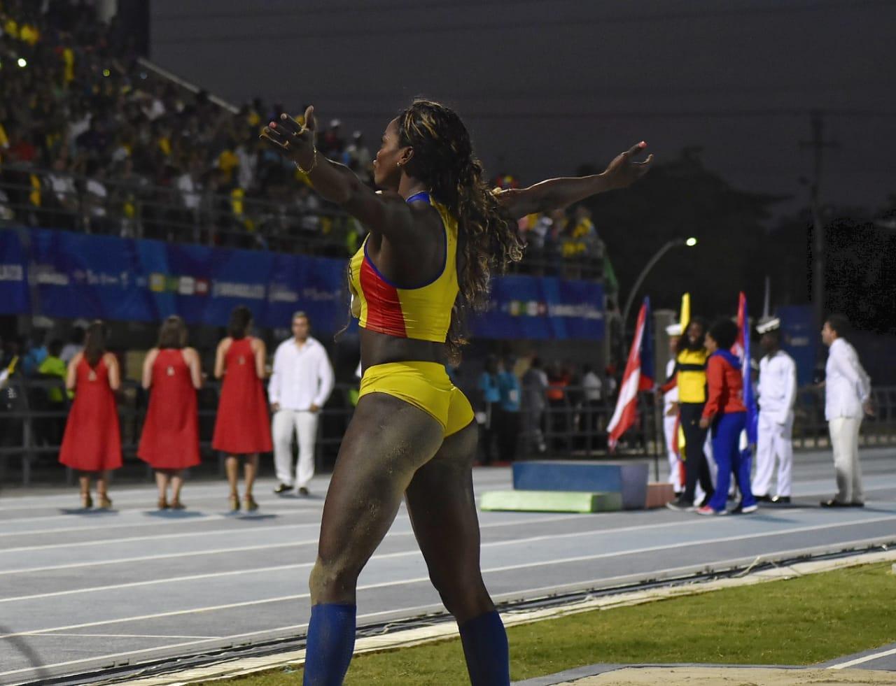 Caterine Ibargüen saluda a los aficionados en el estadio de atletismo Rafael Cotes.