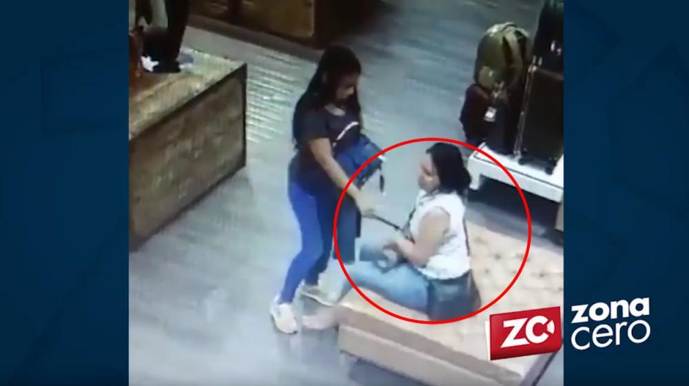 Tomaron tres jeans para probarse, pero de frente se robaron uno