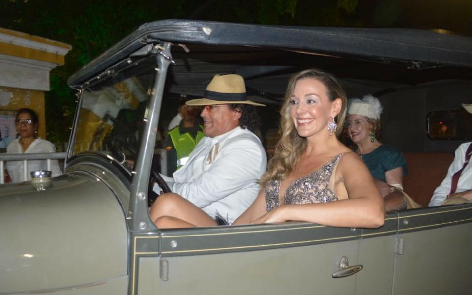 Carlos Vives y Claudia Elena Vásquez a su llegada al Liceo Celedón.