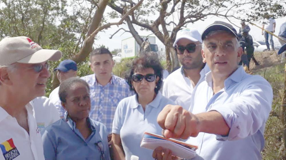 El ministro del Medio Ambiente, RIcardo Lozano, visita la zona de la emergencia.