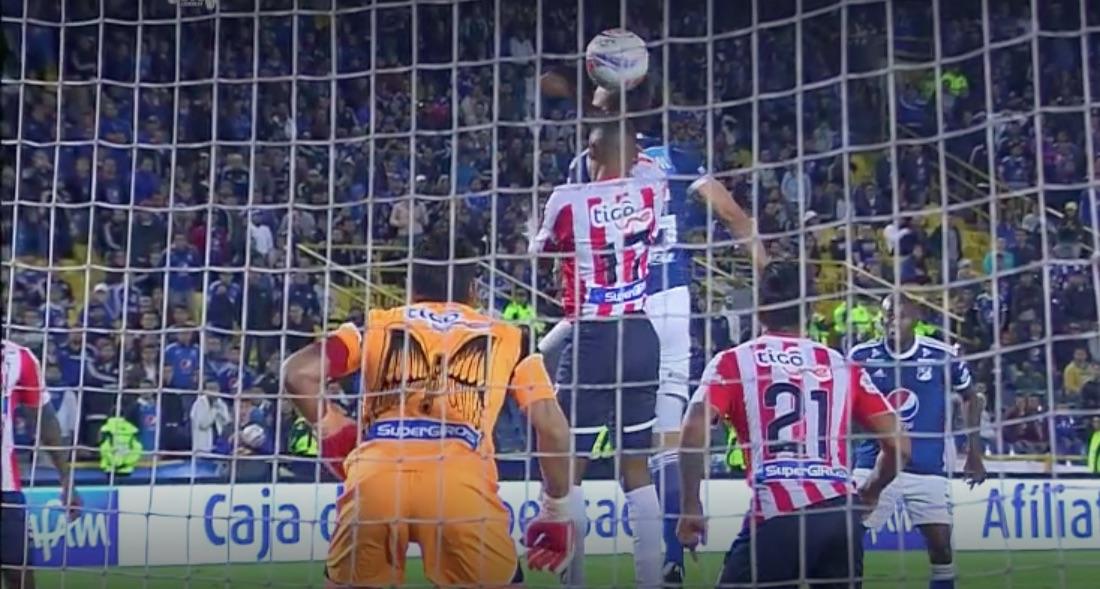 La falta inventada por el árbitro Luis Sánchez. El balón golpea en la cabeza de Andrés Cadavid y la envía a Sebastián Viera. Pero premeditamente el árbitro Luis Sánchez vio una mano de Gabriel Fuentes que no existió.