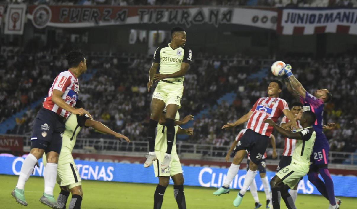 El arquero Christian Vargas despeja un ataque de los junioristas.