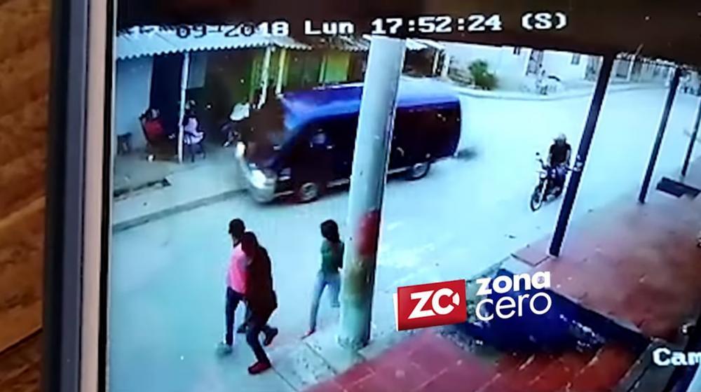 Momento en el que la Van arremete contra la vivienda. 