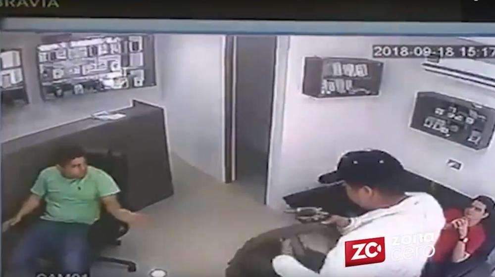 Momento en el que uno de los antisociales intimida a los dos administradores. 
