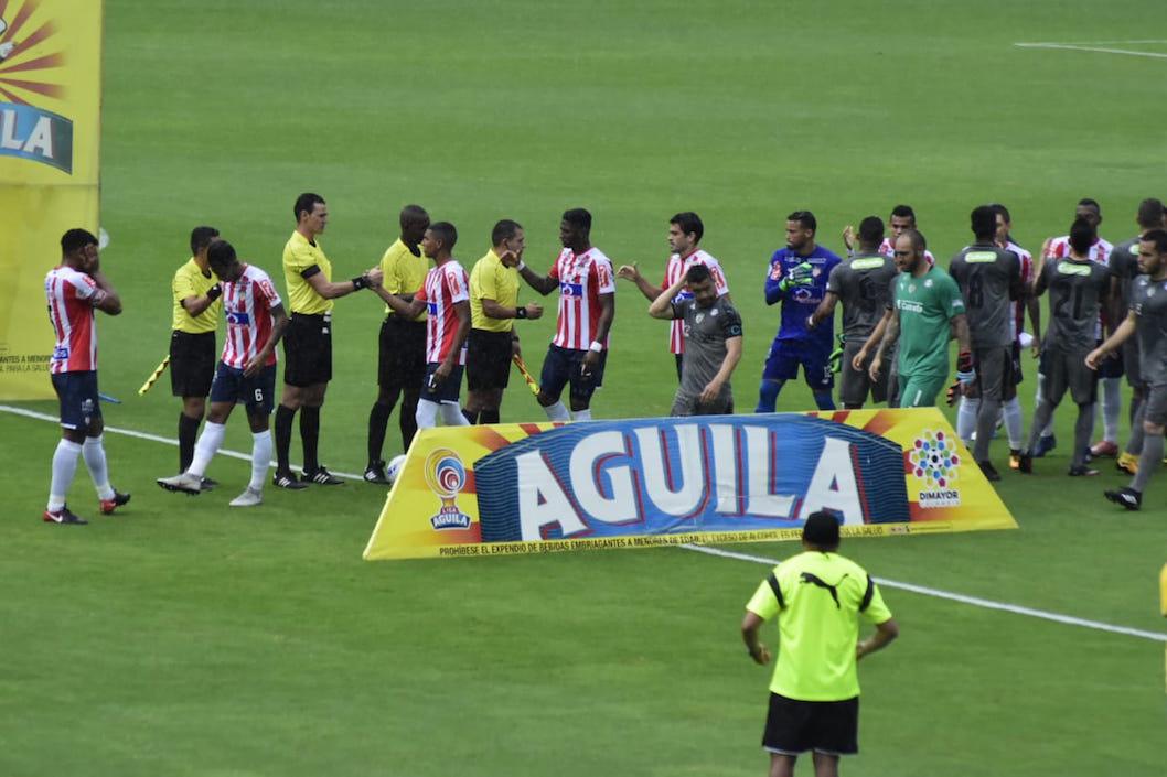 Saludo protocolario de los equipos en la previa del partido.