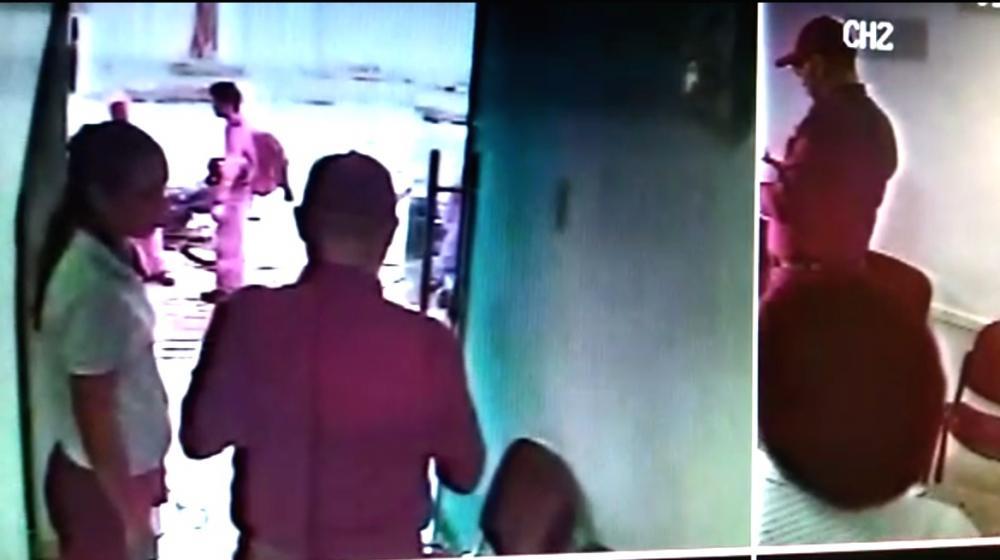 El hombre, aparantentado ser "planillero" dialogando en la puerta del almacén con una mujer que siempre estuvo a su lado.
