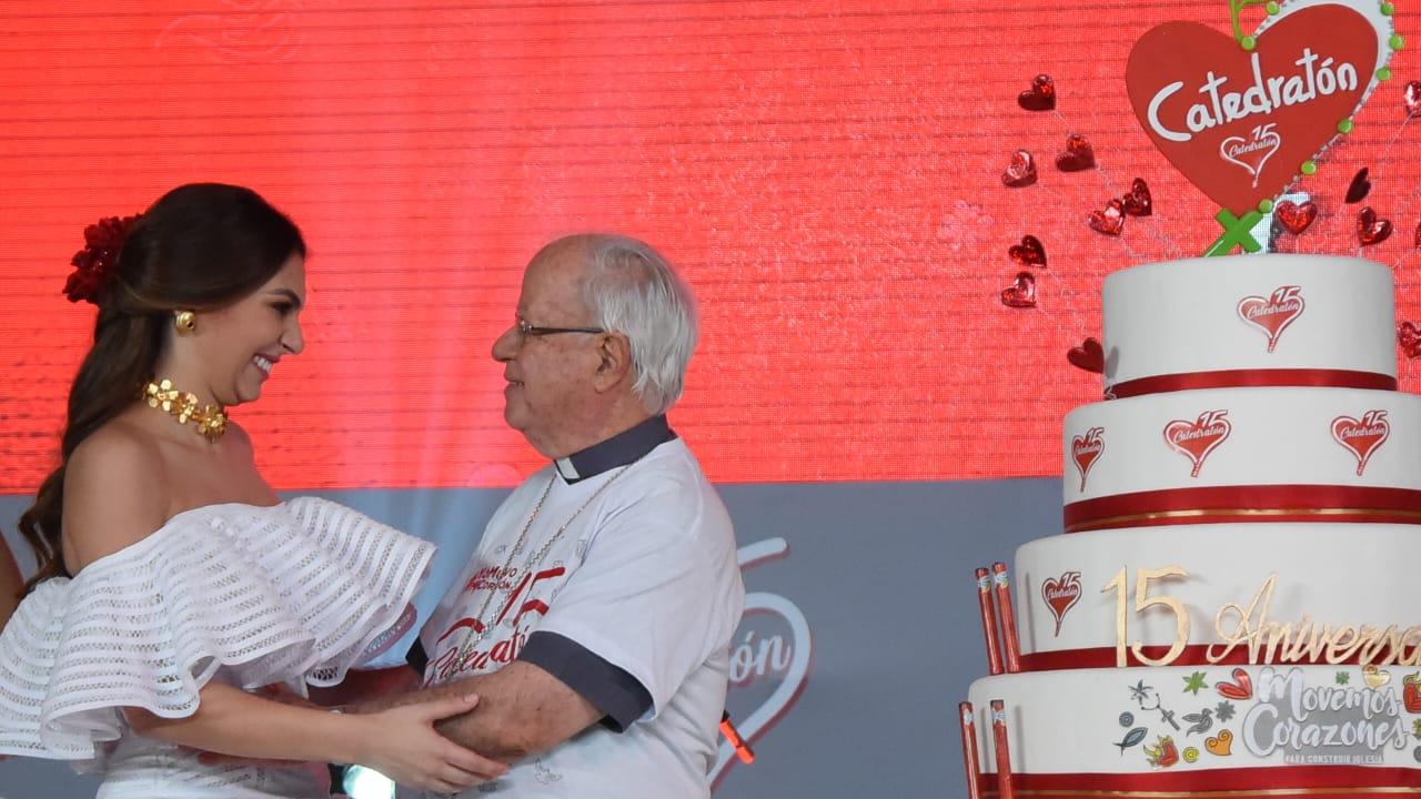 La Reina del Carnaval Carolina Segebre y Monseñor Víctor Tamayo.
