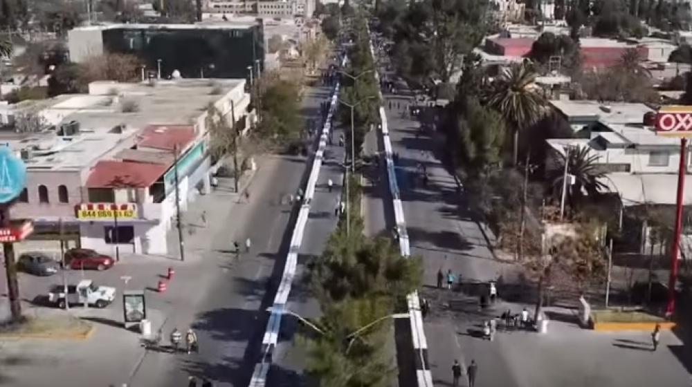 Vista de la mesa donde se sirvió la enorme torta en México.