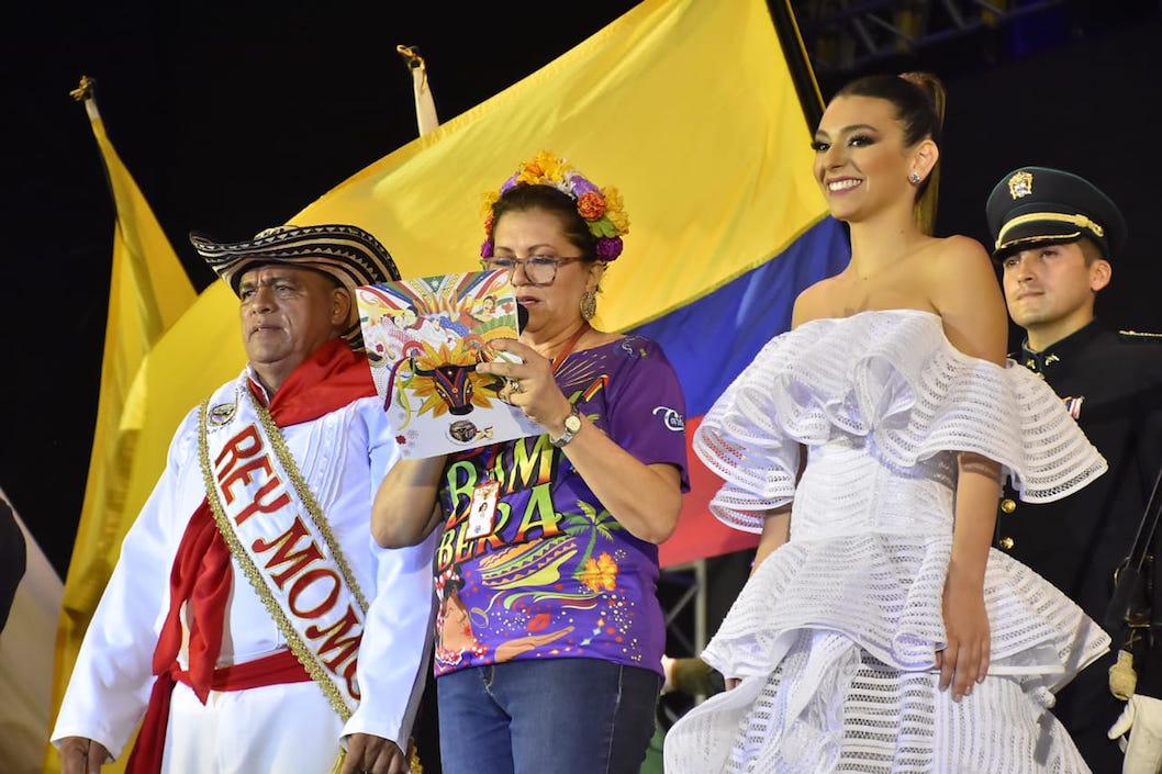 Carla Celia, Gerente de Carnaval de Barranquilla, rindiendo homenaje a los policías caídos.