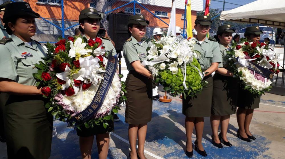 La Policía llenó de arreglos florales la Estación de San José. 