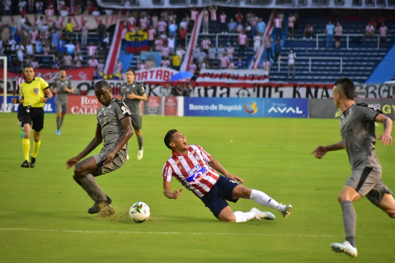 Falta contra Teófilo Gutiérrez.
