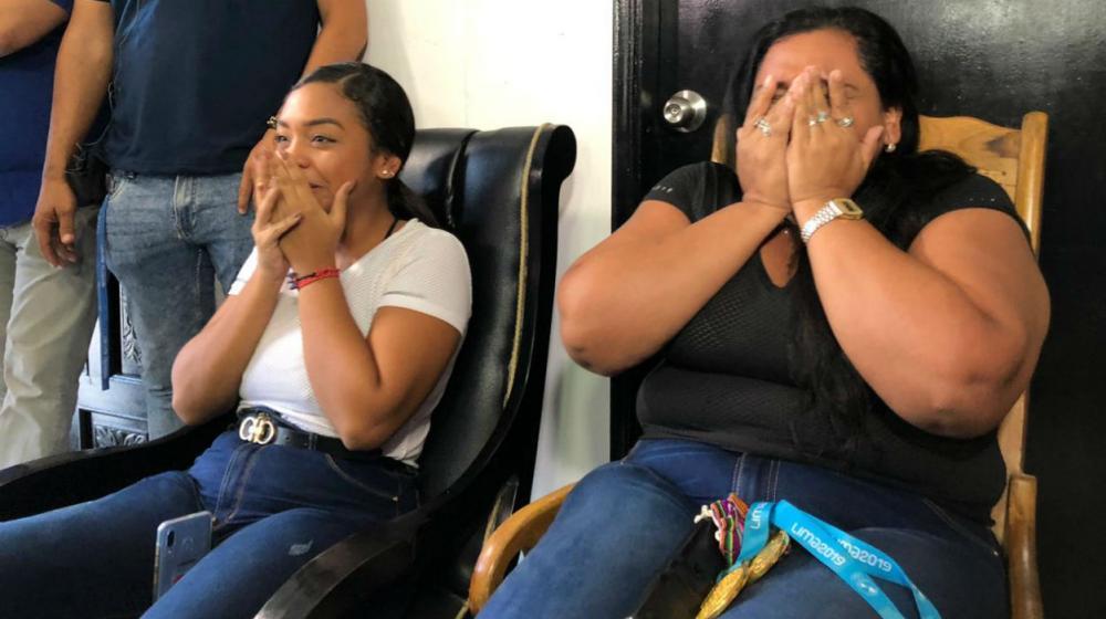 Miladis Zambrano se emociona hasta llorar con las emociones de la plata de su hijo. 