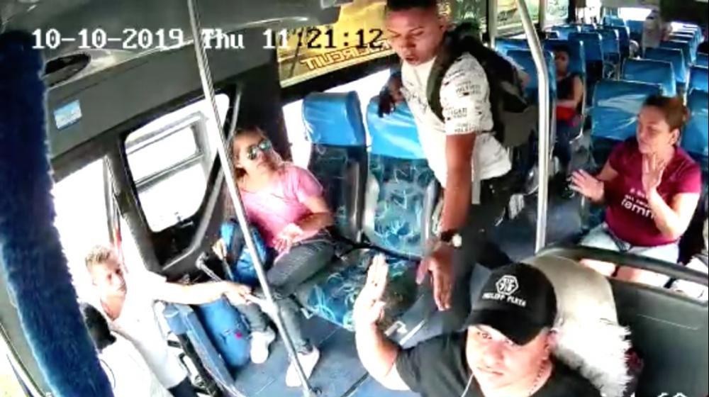 Momento del atraco en el bus de Galapa.