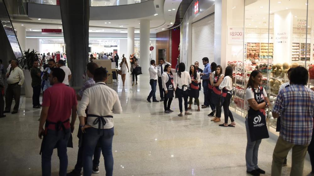 Los primeros visitantes en el Mallplaza Buenavista.