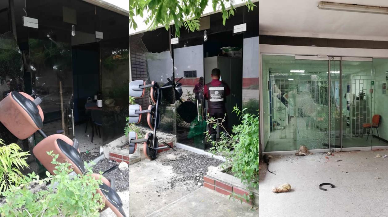 Sillas destruidas y la puerta de rectoría