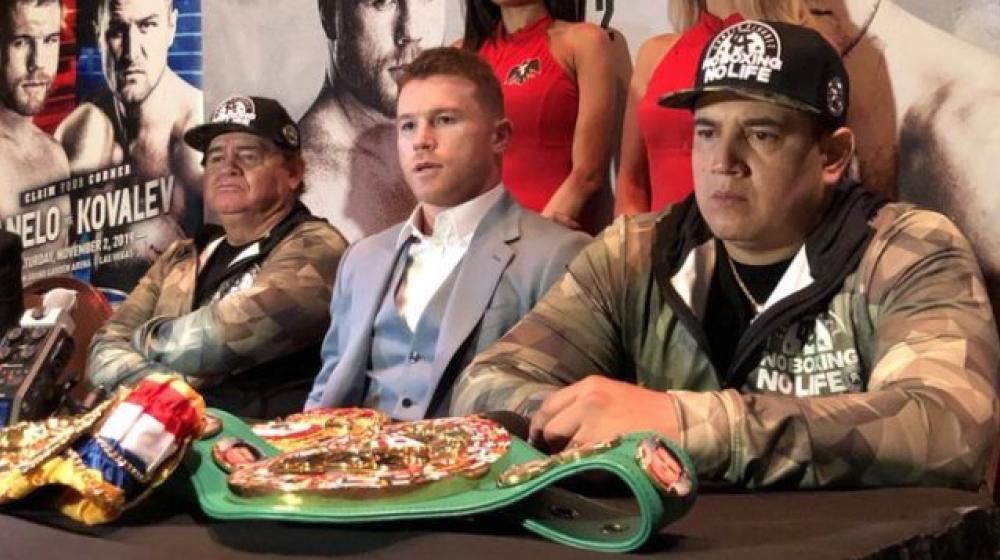 'Chepo' Reynoso sentado al lado de 'Canelo' Álvarez. 