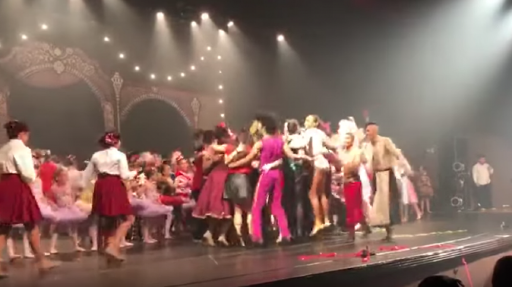 Bailarines en el momento previo del incidente.