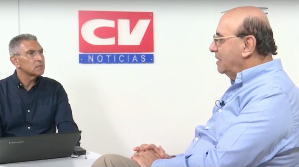 El Cónsul de Chile, José Amar, durante La Entrevista con el periodista Jorge Cura.