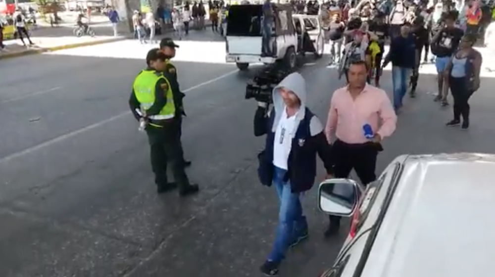 Momento en el que se van de la protesta.