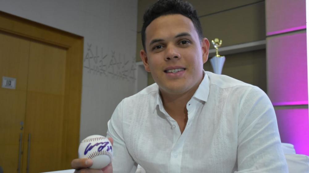 Giovanny Urshela posa con una bola con su autógrafo estampado. 