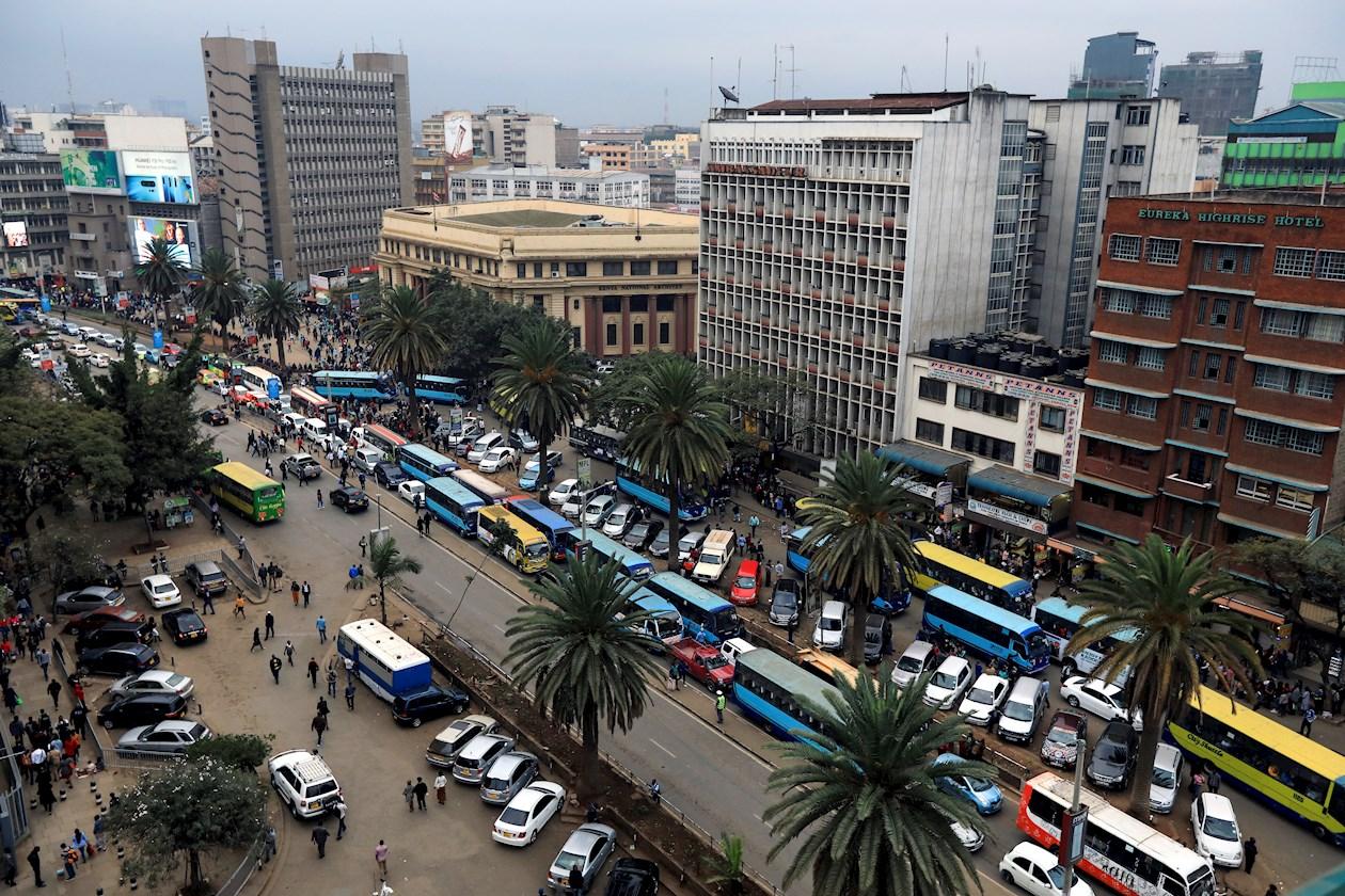 Nairobi tiene unos 4 millones de habitantes y crece sin ninguna planificación urbana. Todos los sistemas de transporte colectivo son privados y caóticos, lo que multiplica por cuatro los tiempos normales de desplazamiento. 