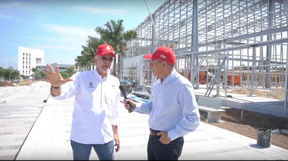 El Gobernador Eduardo Verano De la Rosa, durante el recorrido con el periodista Jorge Cura.