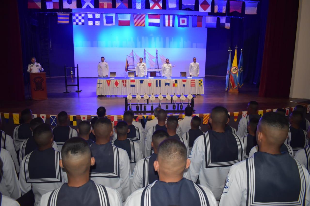 En el auditorio del Colegio Alemán, se realizó la entrega de títulos de tecnólogos navales, además de diferentes medallas y premios nacionales e internacionales a los Grumetes sobresalientes en las diferentes áreas de estudio y de formación naval-militar.