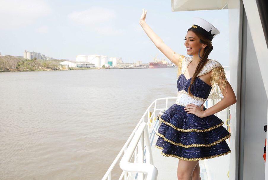 La Reina Carolina Segebre encabezando el desfile.