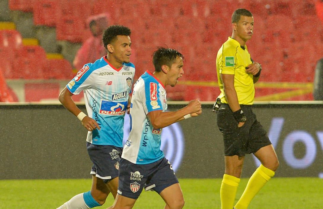 Fabián Sambueza celebrando su segundo gol de la noche.