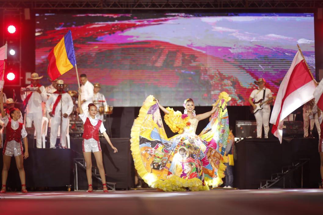 La Reina Carolina Suárez tras la coronación.