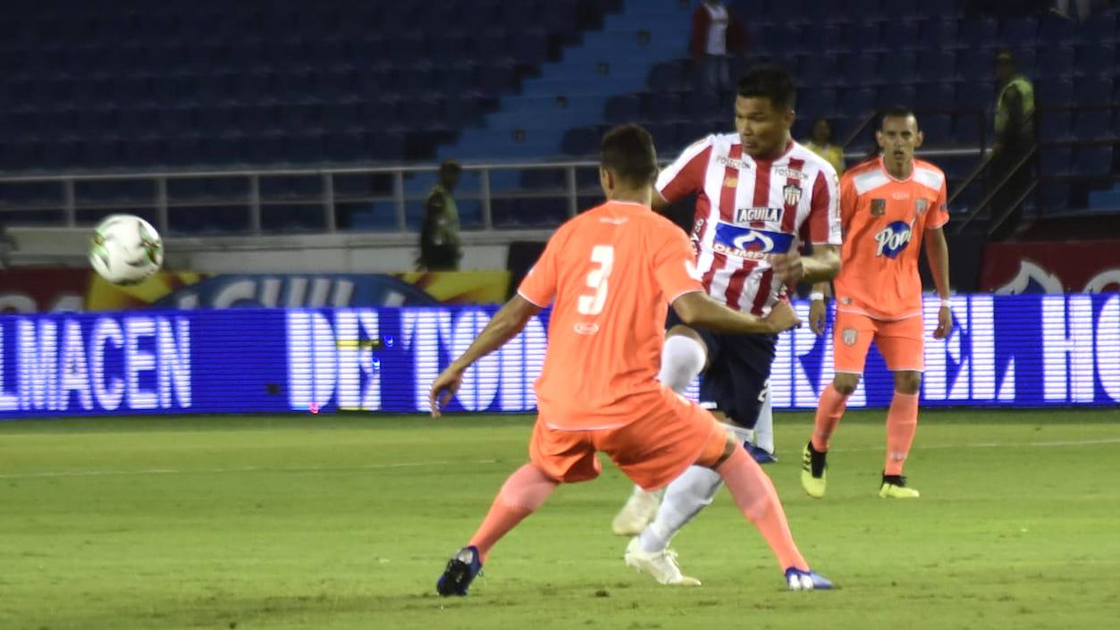 Teófilo Gutiérrez intenta llegar ante la marca de Francisco Báez.